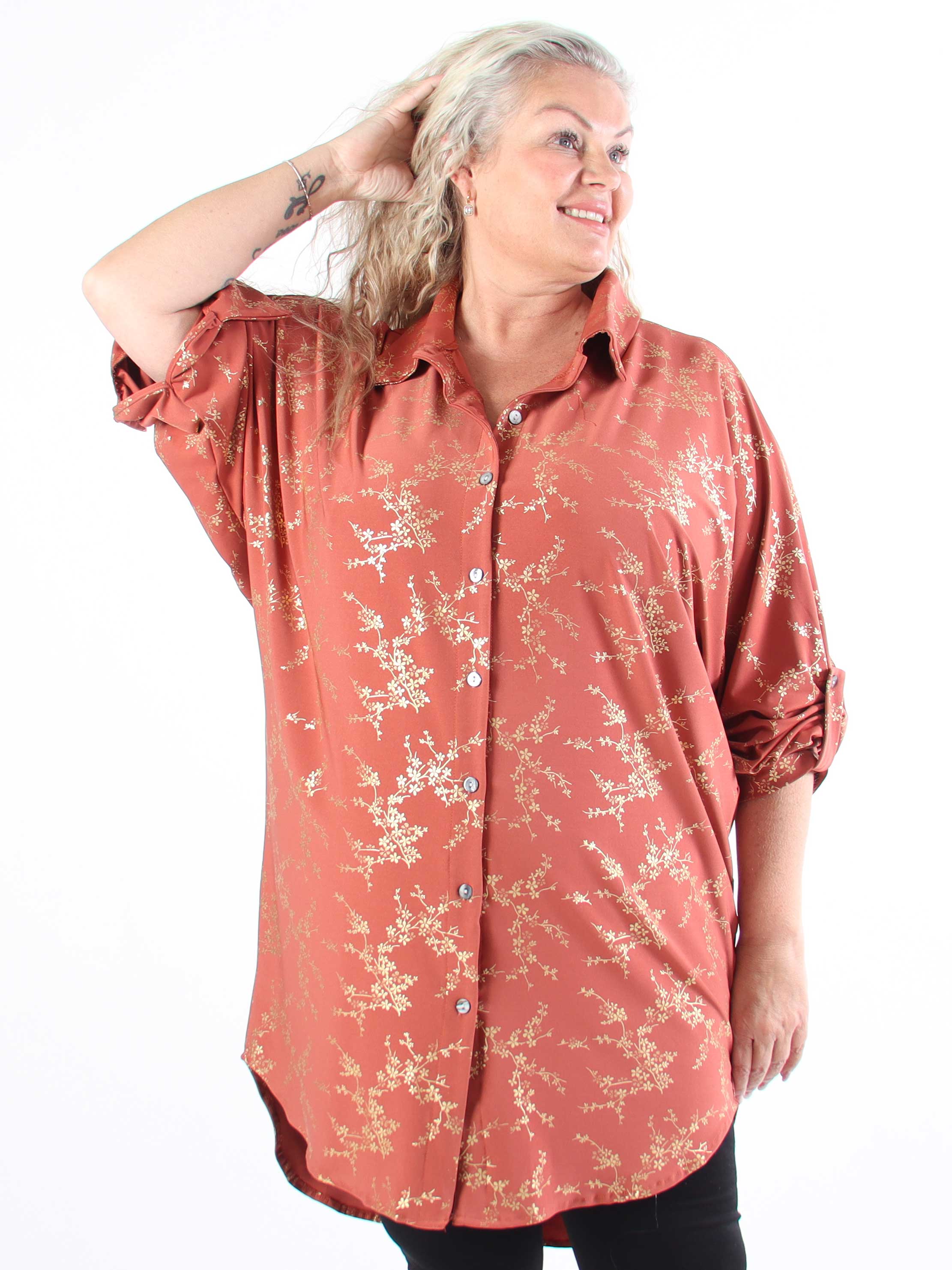 Mia Gold - Skjortklänning i plus size med resår och gulddetaljer